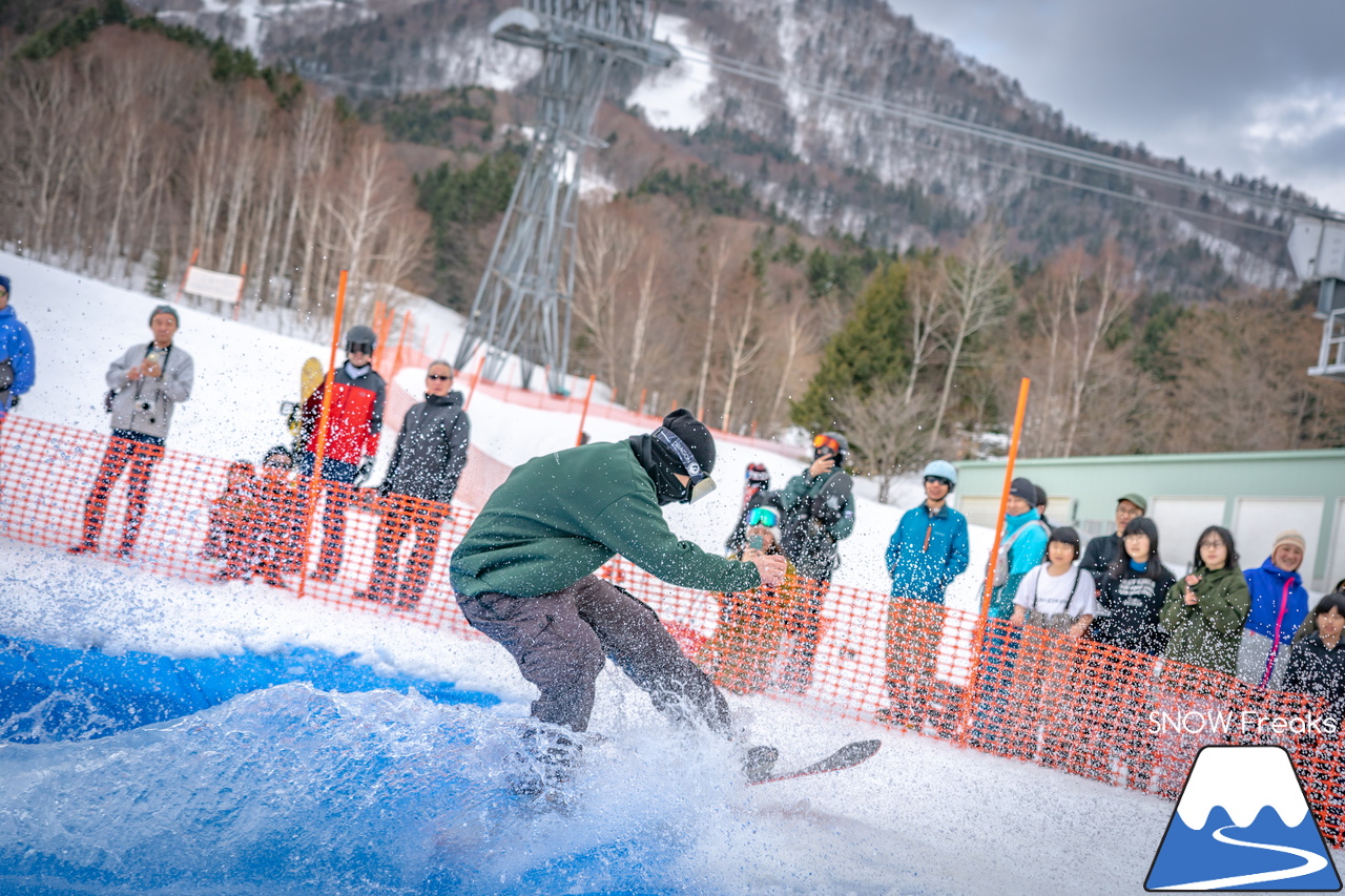 富良野スキー場｜季節は、まだ冬？それとも…？小雪が舞い、たくさんの雪が残る富良野スキー場で、春の恒例イベント『春スキー池渡り大会』開催(^^)/